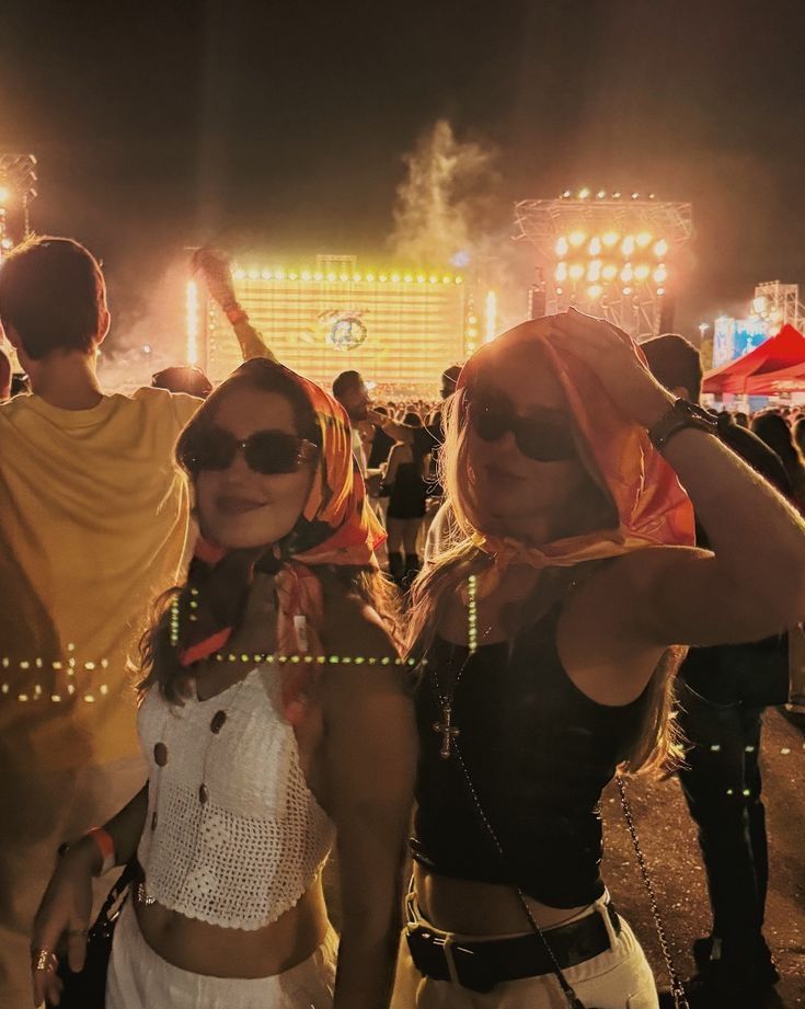 Festival outfits in het donker.