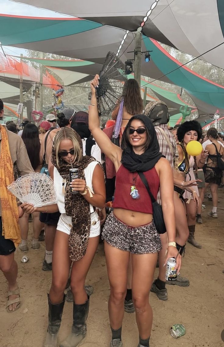 De perfecte festival outfits en accessoires voor mannen en vrouwen vind je bij Revibey. Exclusieve, betaalbare en duurzame festival outfits! #Revibeyfitcheck.