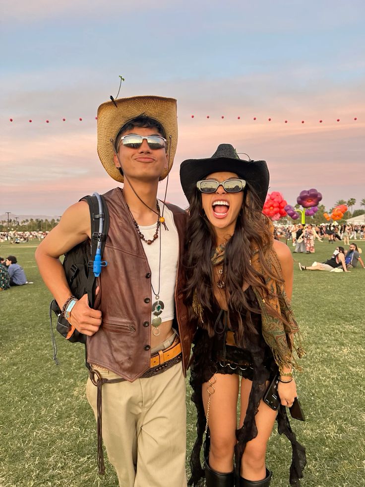 Man en vrouw met festival outfit.