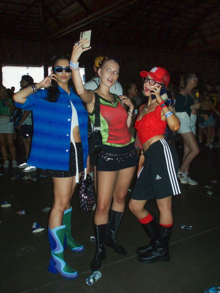 Vrouwen met leuke festival outfits.