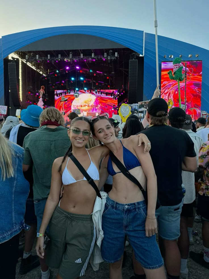 Meiden op festival voor podium.