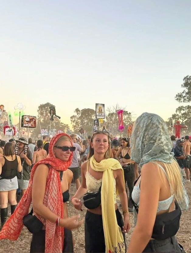 De perfecte festival outfits voor mannen en vrouwen vind je bij Revibey. Exclusieve, betaalbare en duurzame festival outfits!