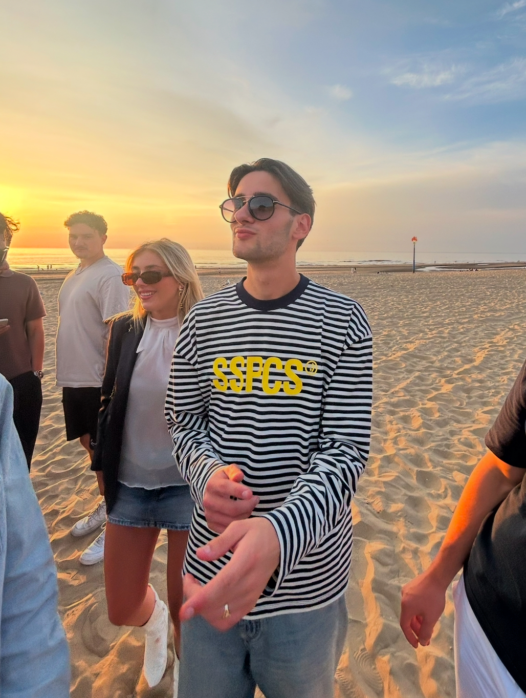 jonge jongen met gestreepte trending festival kleding aan