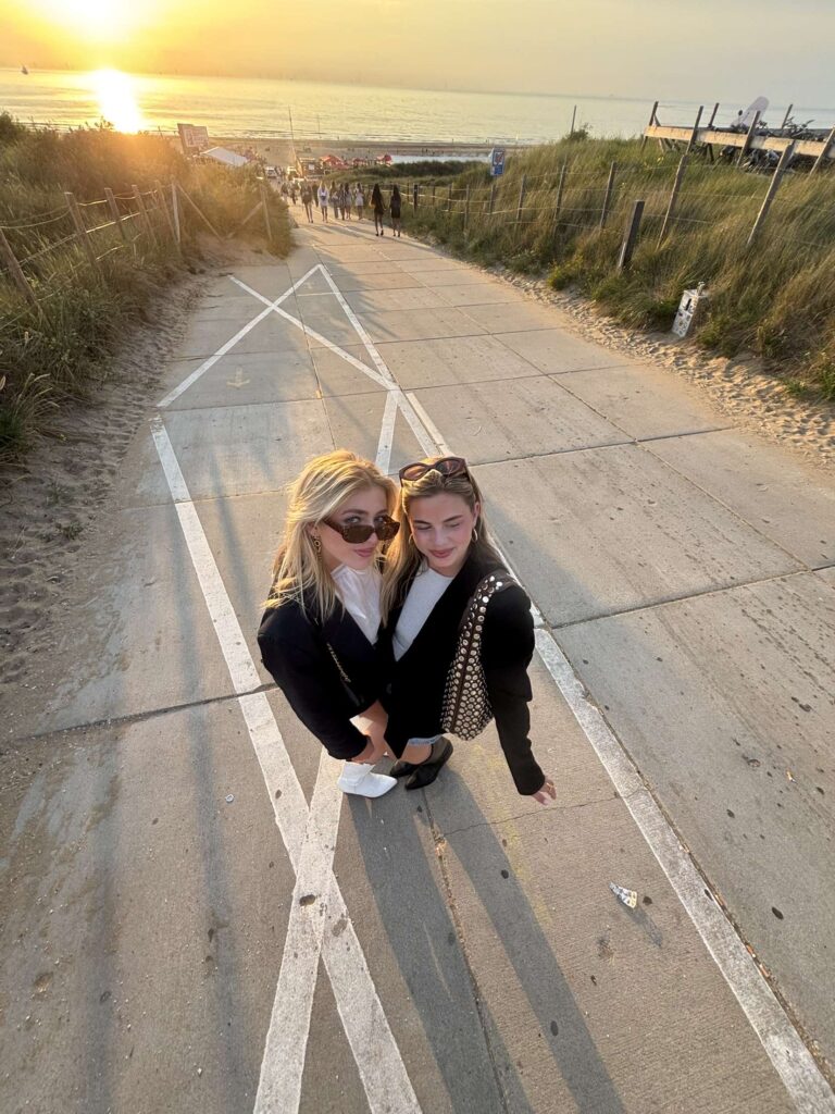 foto met twee meiden met hippe trending festival kleding